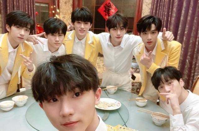 马嘉祺吸烟热搜 马嘉祺抽自己耳光 