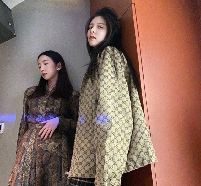 孟美岐宋妍霏闺蜜出游拍照指南的复杂引见
