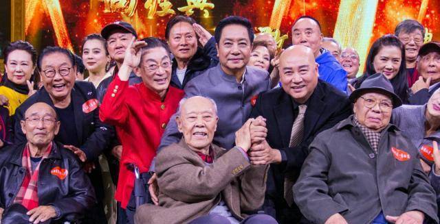 六小龄童晒合照 六小龄童哇太标致了 