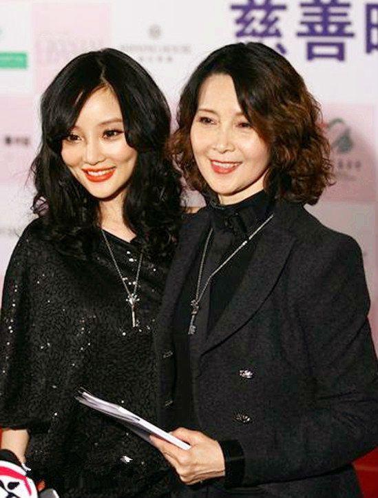 李小璐妈妈 李小璐妈妈饰演桃春的时候几何岁 
