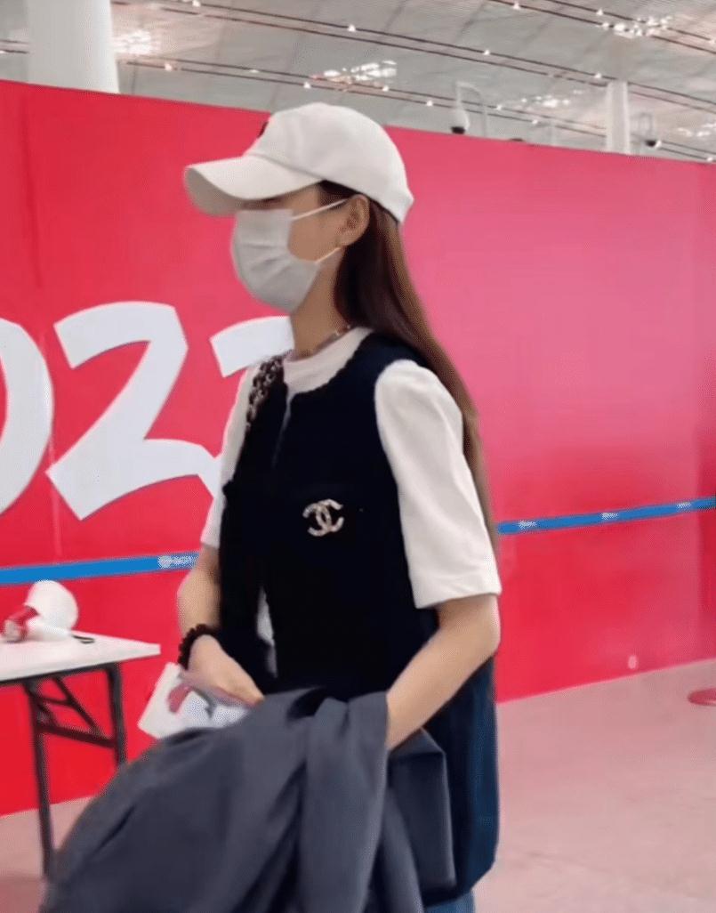 沈梦辰机场给粉丝补发喜糖 沈梦辰机场给粉丝补发喜糖是真的吗 