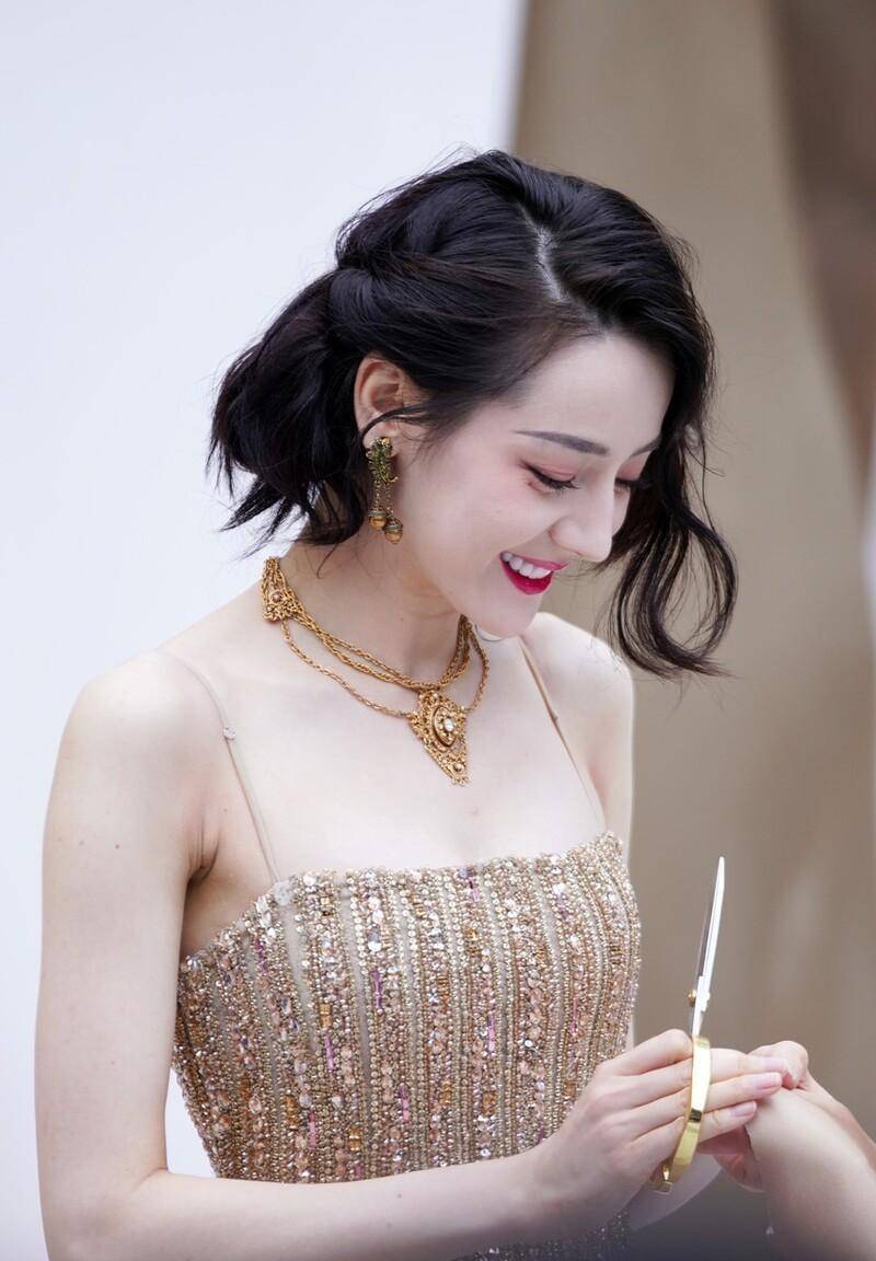 迪丽热巴金鱼尾号衣 迪丽热巴金色号衣鱼尾什么牌子 迪丽热巴金鱼尾号衣 迪丽热巴金色号衣鱼尾什么牌子