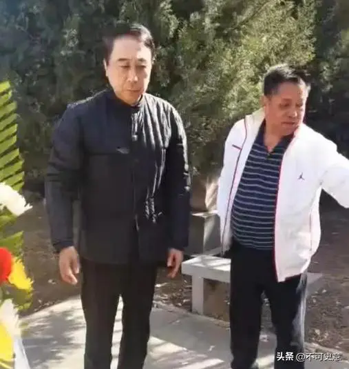 对于冯巩为恩师马季扫墓的信息