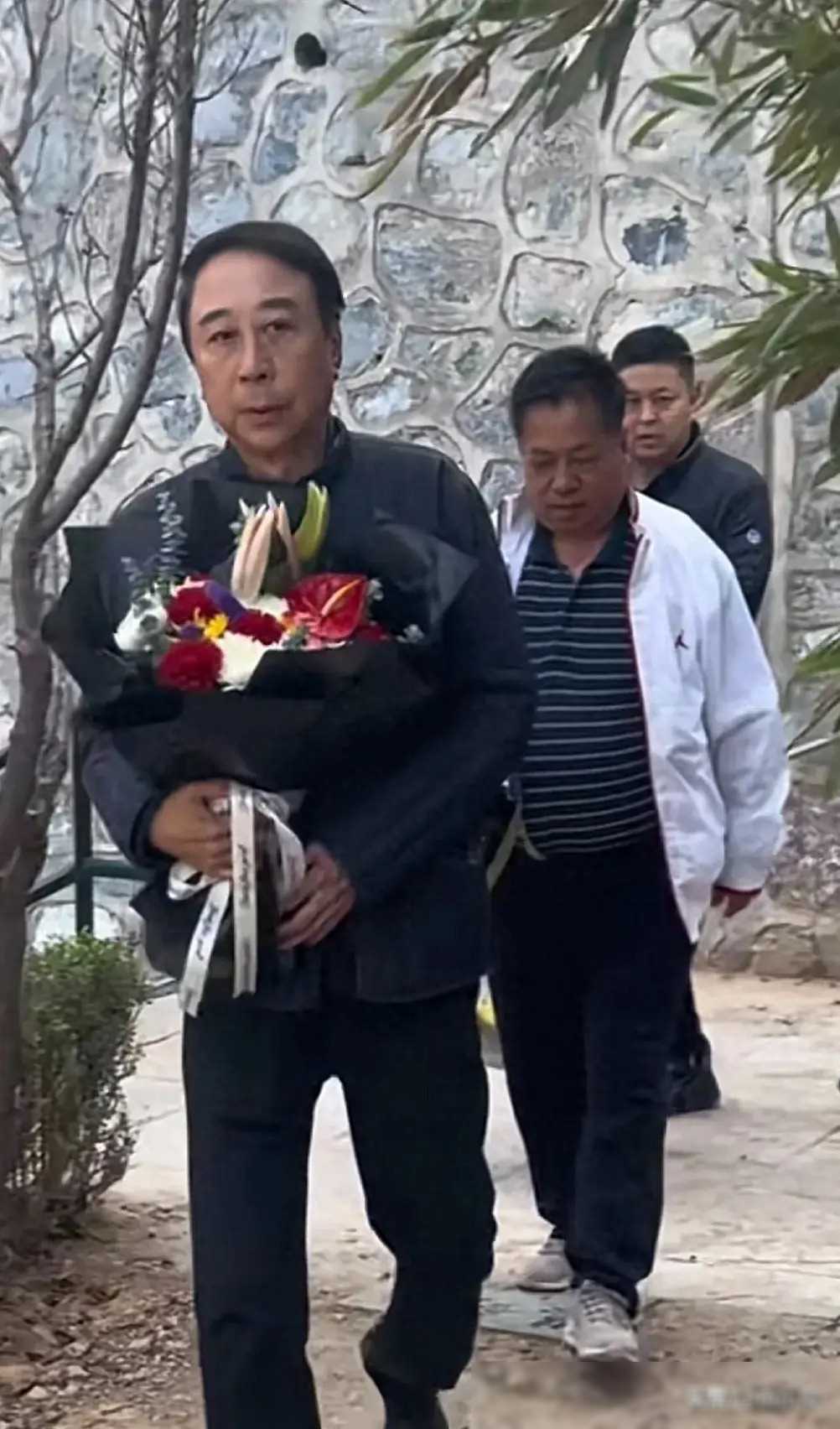 对于冯巩为恩师马季扫墓的信息