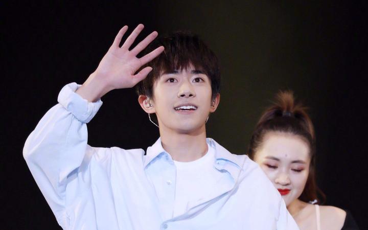 杨幂买了易烊千玺第一次 杨幂和易烊千玺事件是真的吗 