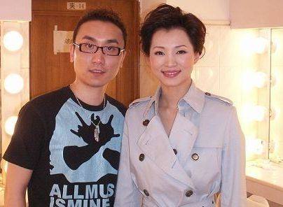 韩红管彤成婚接吻相片 韩红与管彤成婚两人已在美国领证 