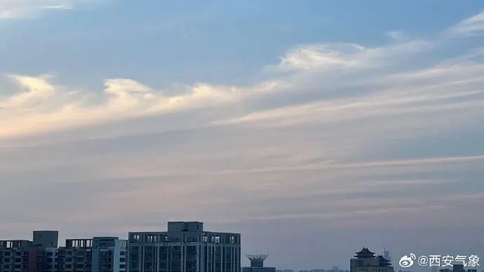 西安因暴雨被困劳斯莱斯车主:另有8辆 11月18日,西安一辆600万的劳斯莱斯停路边 