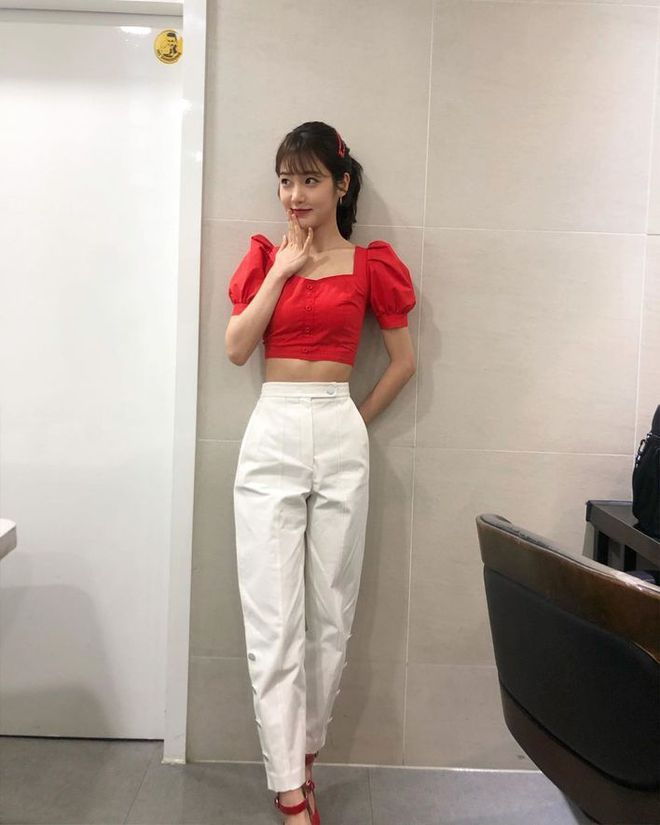 任娜英 任娜英捏扁鼻子 ,几秒后恢复 