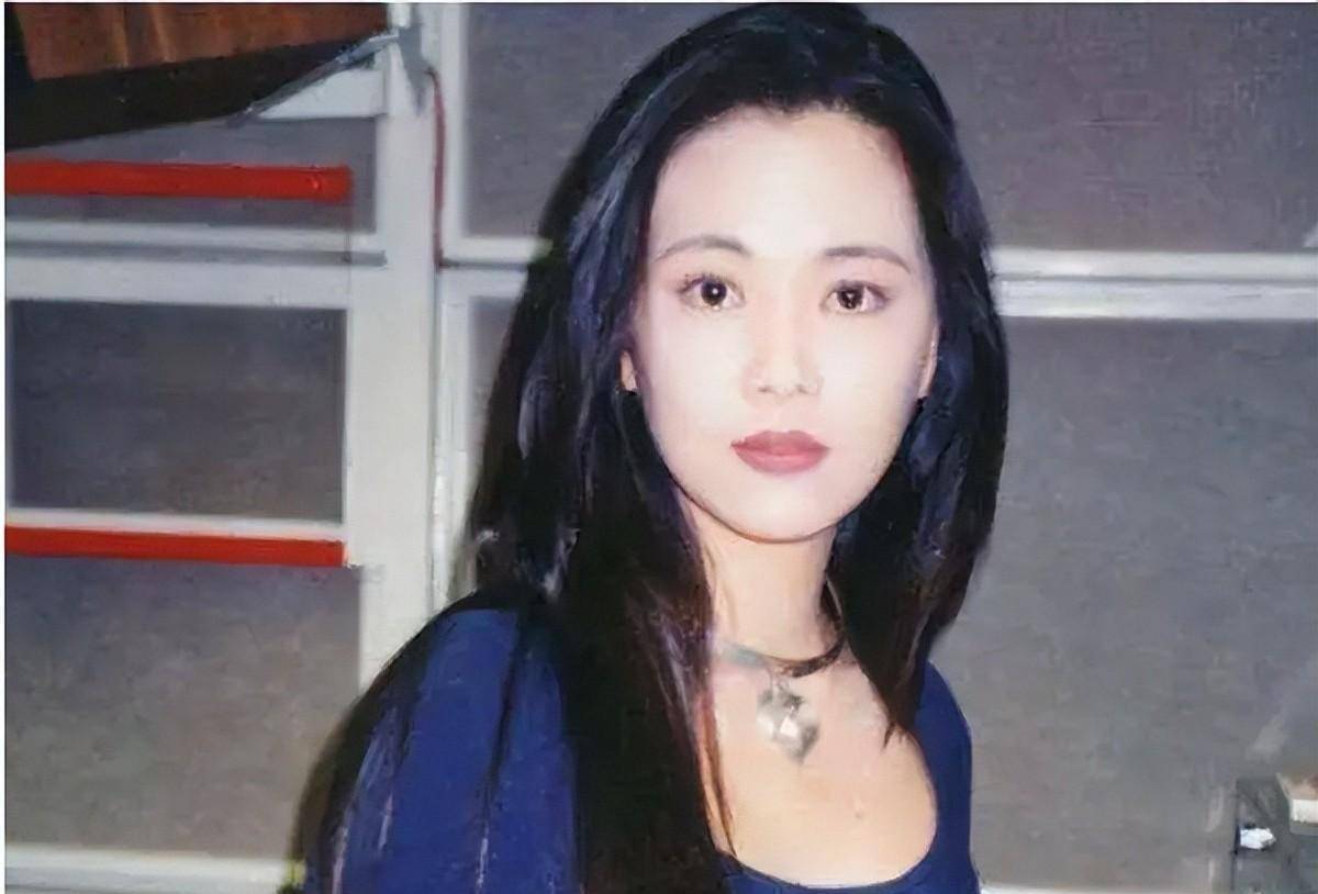 对于歌手王馨平晒照为曾江庆生的信息