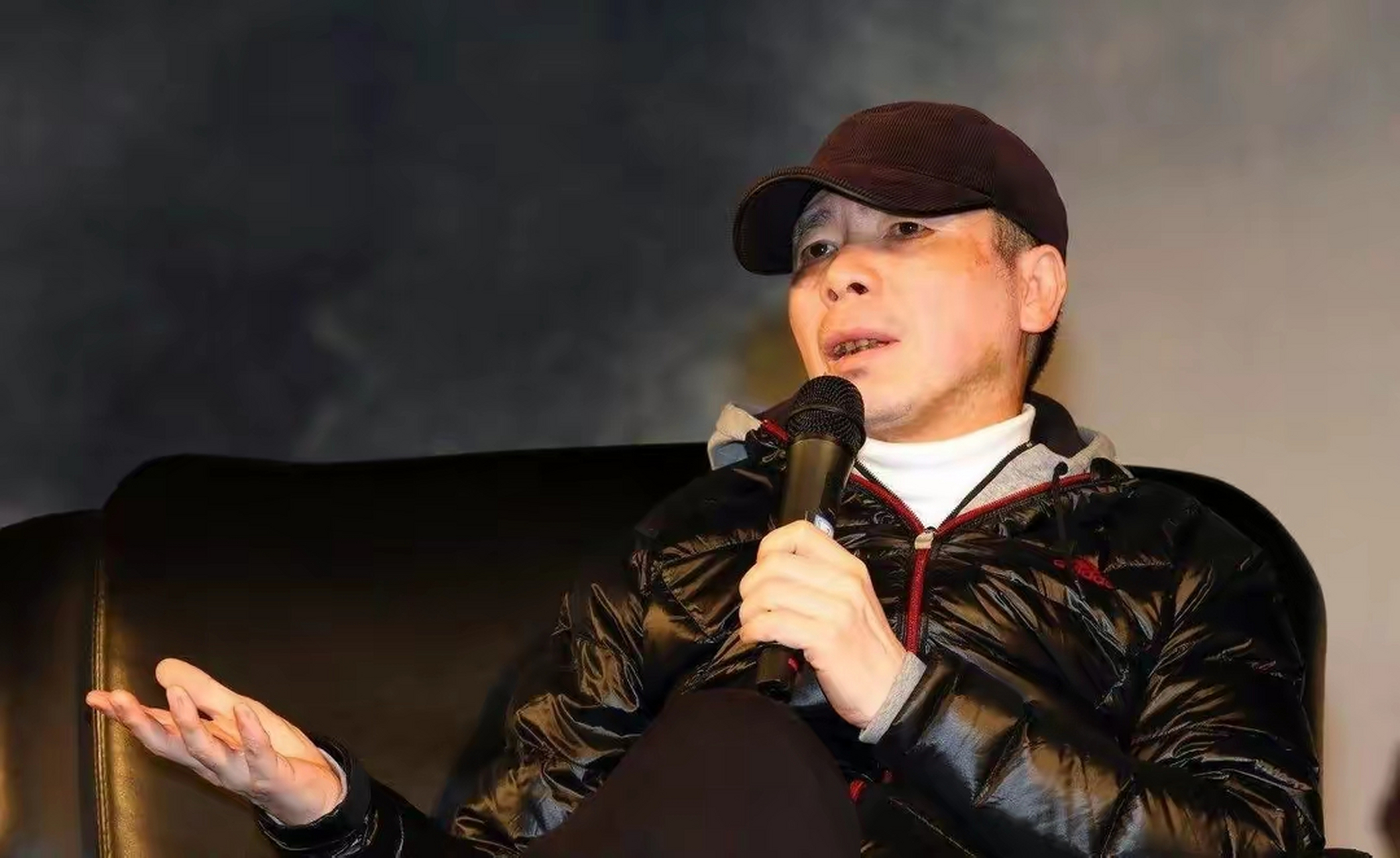 冯小刚白癜风 冯小刚白点癫风治好了是真的吗 