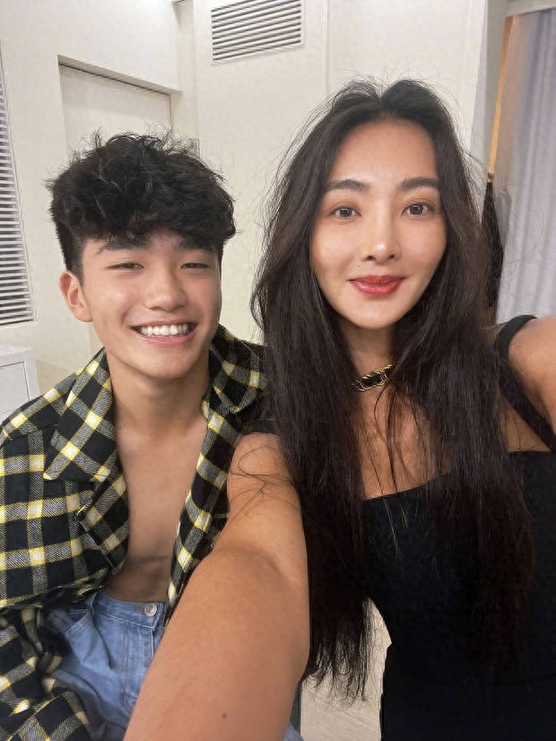 曹格妻子吴速玲发文 曹格向吴素玲求婚残缺视频 曹格妻子吴速玲发文 曹格向吴素玲求婚残缺视频