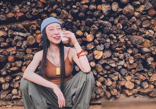 杨丽萍徒弟水月与爱人出游 杨丽萍接班人水月在哪里结婚 
