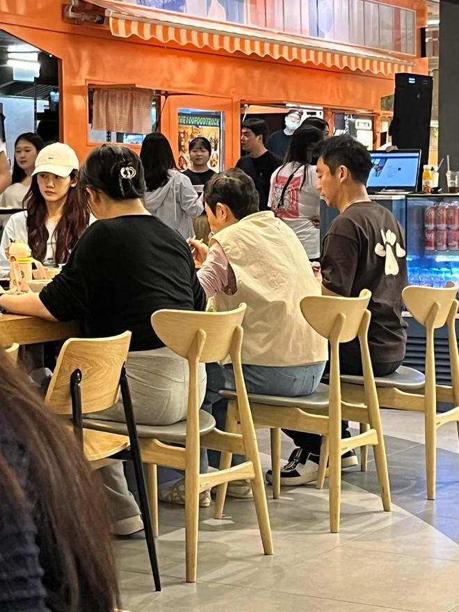 郑恺发布苗苗产女喜讯 郑恺回应与苗苗婚期 视频 