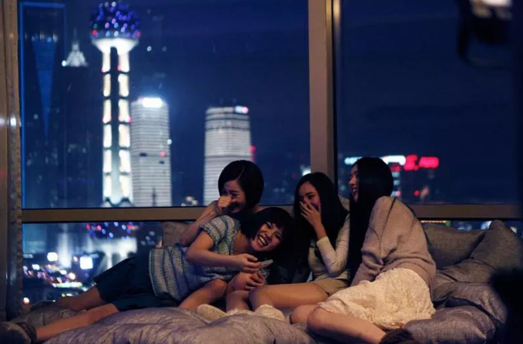 优衣库女主酒吧告白 迪奥蜜斯香水告白女主 