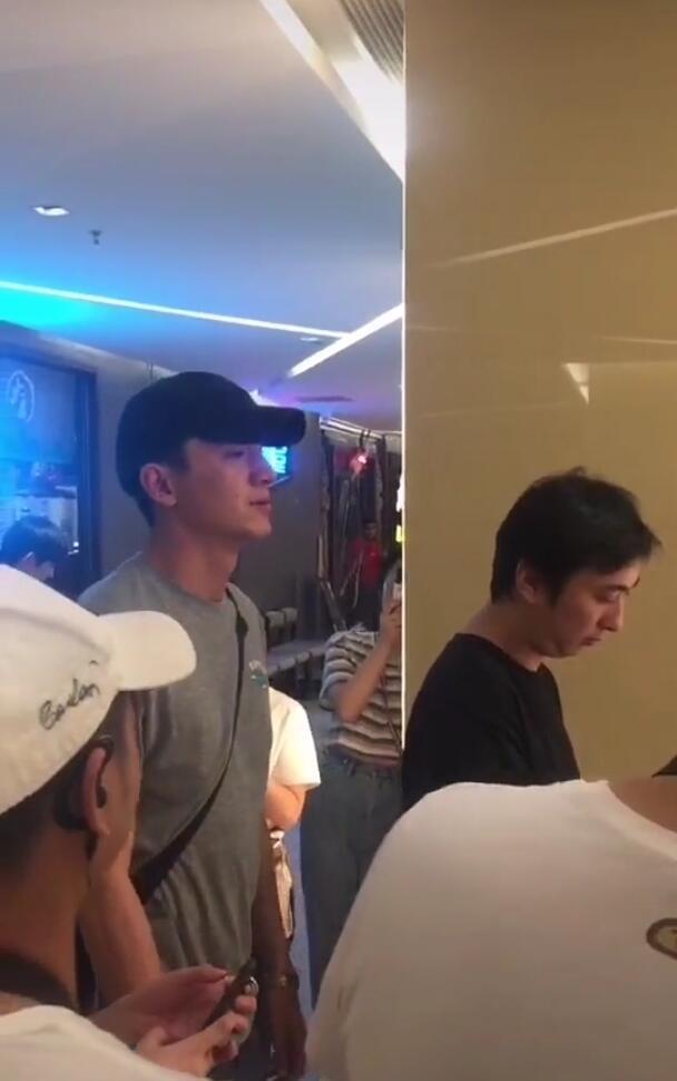 王思聪排队吃拉面 王思聪排队吃拉面视频 