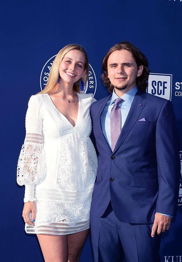 杰克逊的老婆 杰克逊的老婆的爸爸猫王是干嘛的
