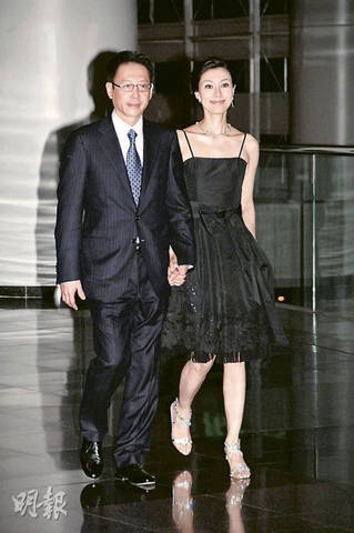 李嘉欣与老公合影 李嘉欣与老公现身马场
