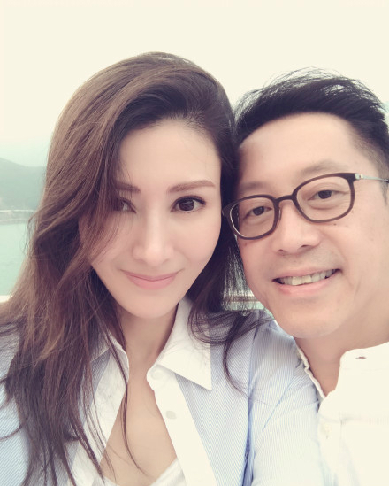 李嘉欣与老公合影 李嘉欣与老公现身马场 