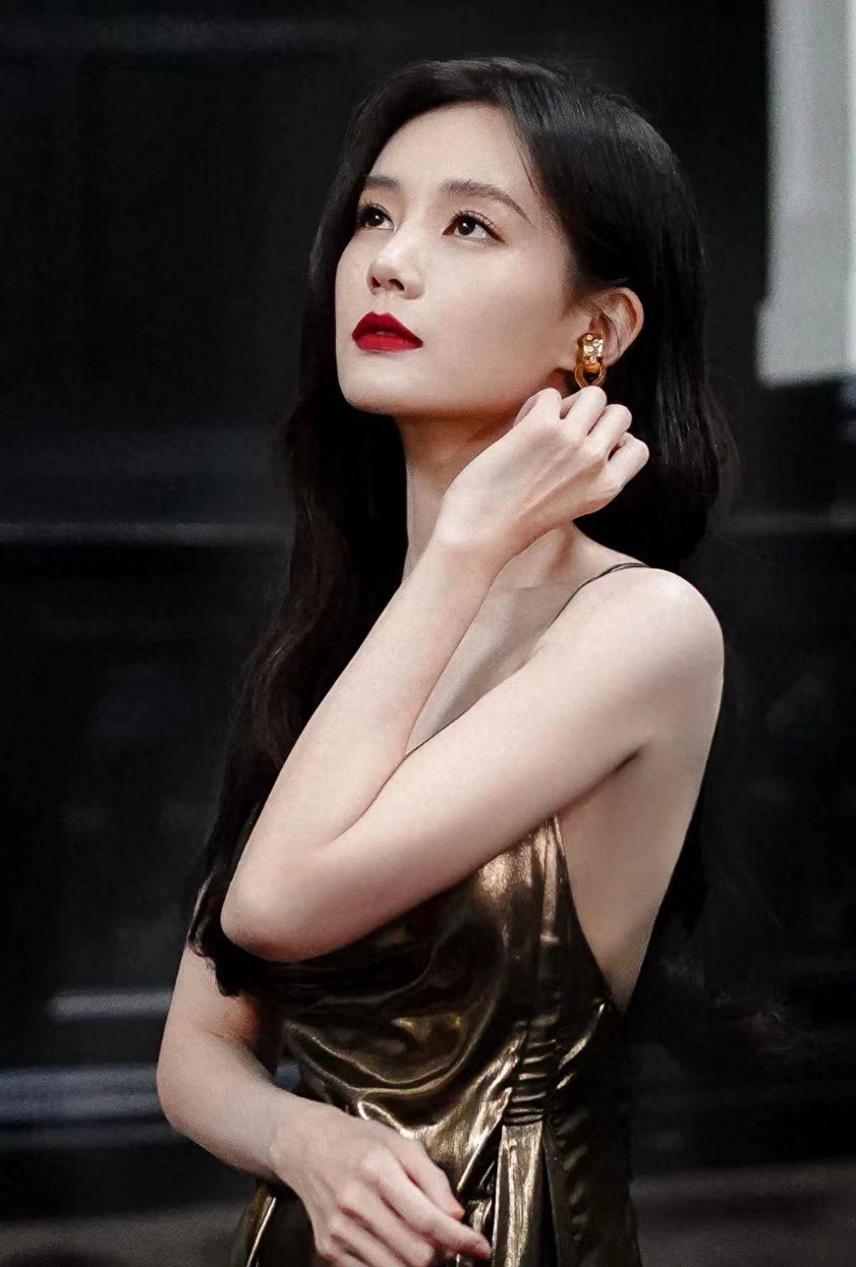 李一桐晒沙滩照 李一桐晒沙滩照片高清 