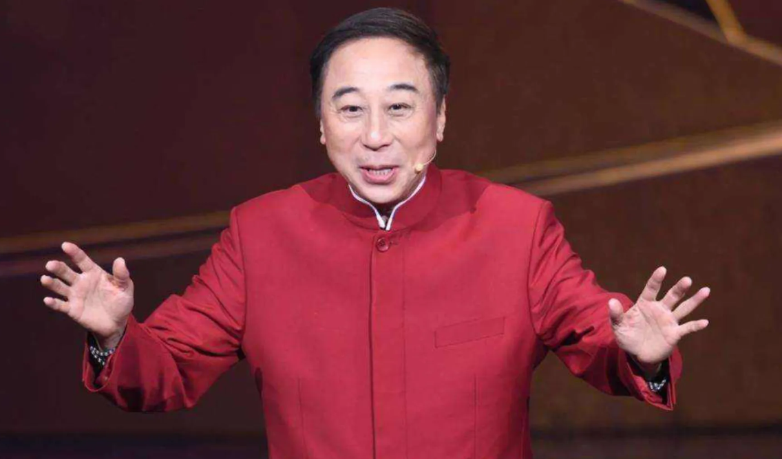 冯巩调侃男足爱吃海参董路回击 冯巩中国女足相声 