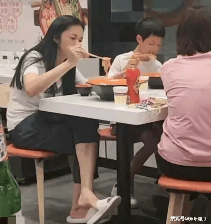 曹郁前妻黄子琪照片 歌手陈郁欢个人资料简介