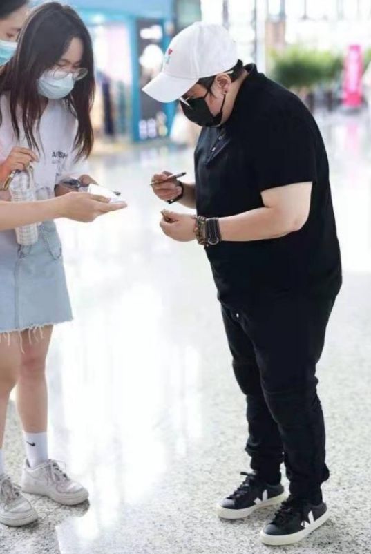 韩红现身机场 韩红暴瘦后现身机场 