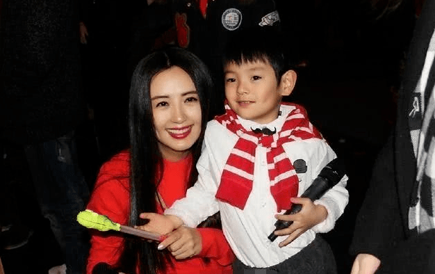 杨童舒老公的照片 杨童舒的老公团体简历 杨童舒老公的照片 杨童舒的老公团体简历
