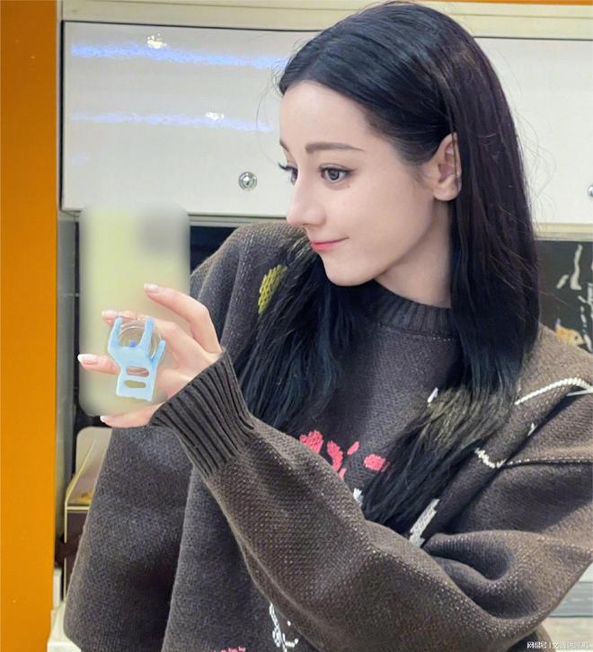迪丽热巴晒旅客照 迪丽热巴惊艳 