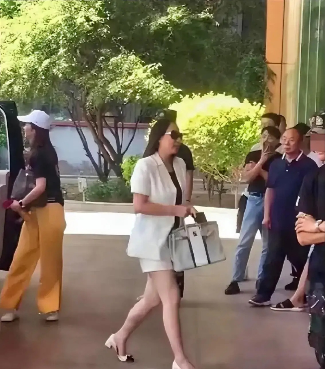 林凤娇近照 林凤娇承受采访 林凤娇近照 林凤娇承受采访