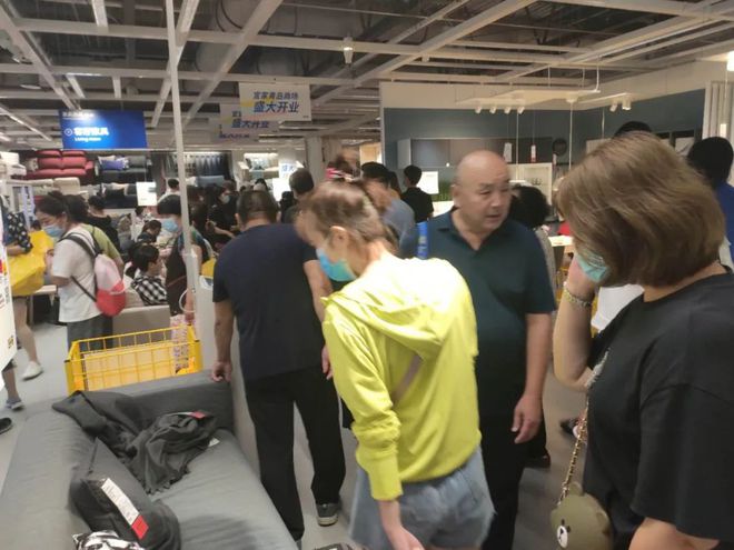 青岛宜家一男两女互殴 青岛宜家女打架晕倒