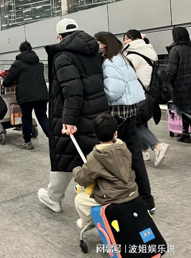 谢娜挺孕肚现身深圳的复杂引见 谢娜挺孕肚现身深圳的复杂引见