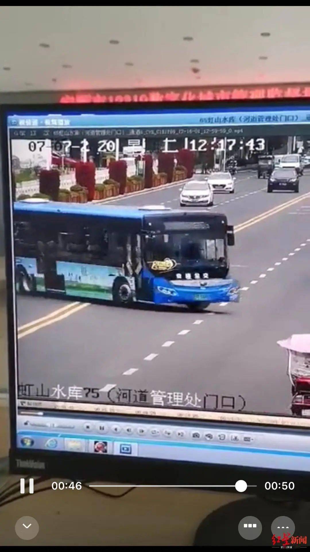 贵州坠湖公交上满满一车人 贵州坠湖公交司机曾发唱歌视频 