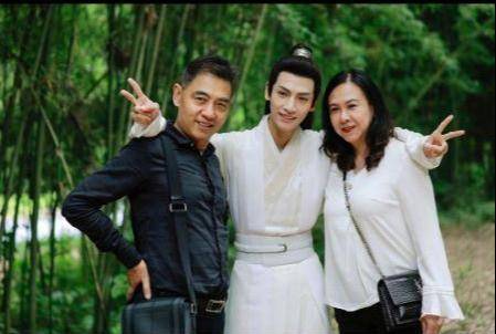 罗云熙成婚照 罗云熙成婚照高清图片 