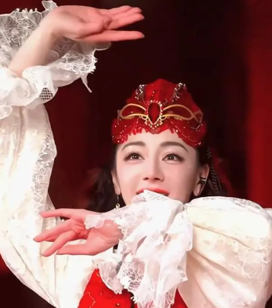 迪丽热巴年会表演 迪丽热巴年会表演图片 