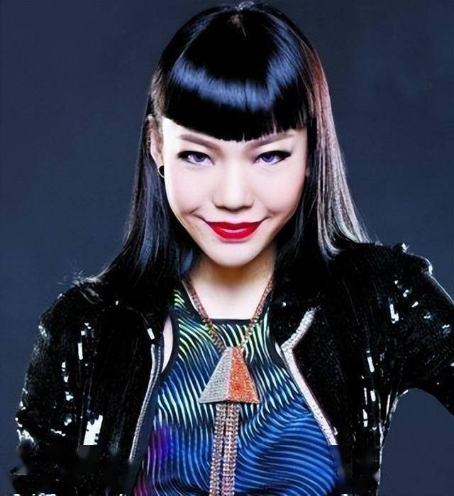 一团体糊口吴莫愁 吴莫愁一团体糊口唱的真好 一团体糊口吴莫愁 吴莫愁一团体糊口唱的真好