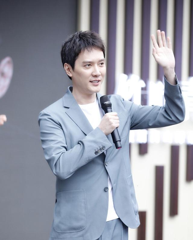 冯绍锋 冯绍峰的怙恃是干什么的 