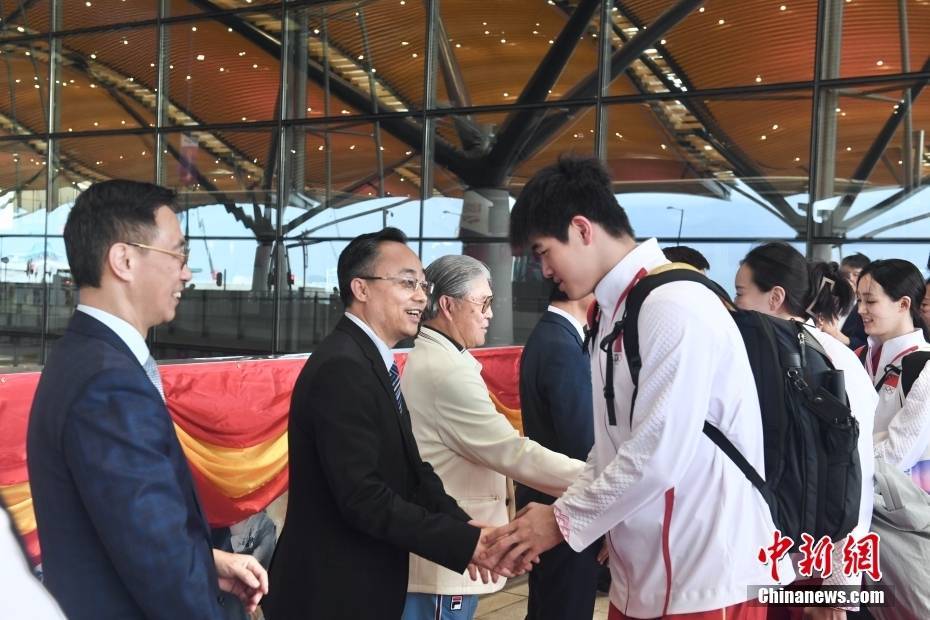内地奥运天团访港 北京奥运会香港代表团入场 