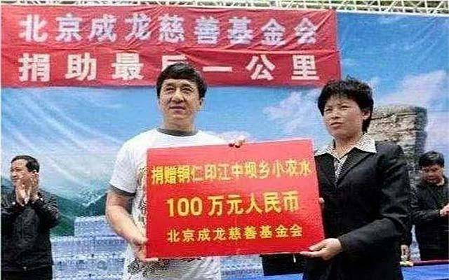 成龙自认掉职父亲 成龙父亲为什么更名 