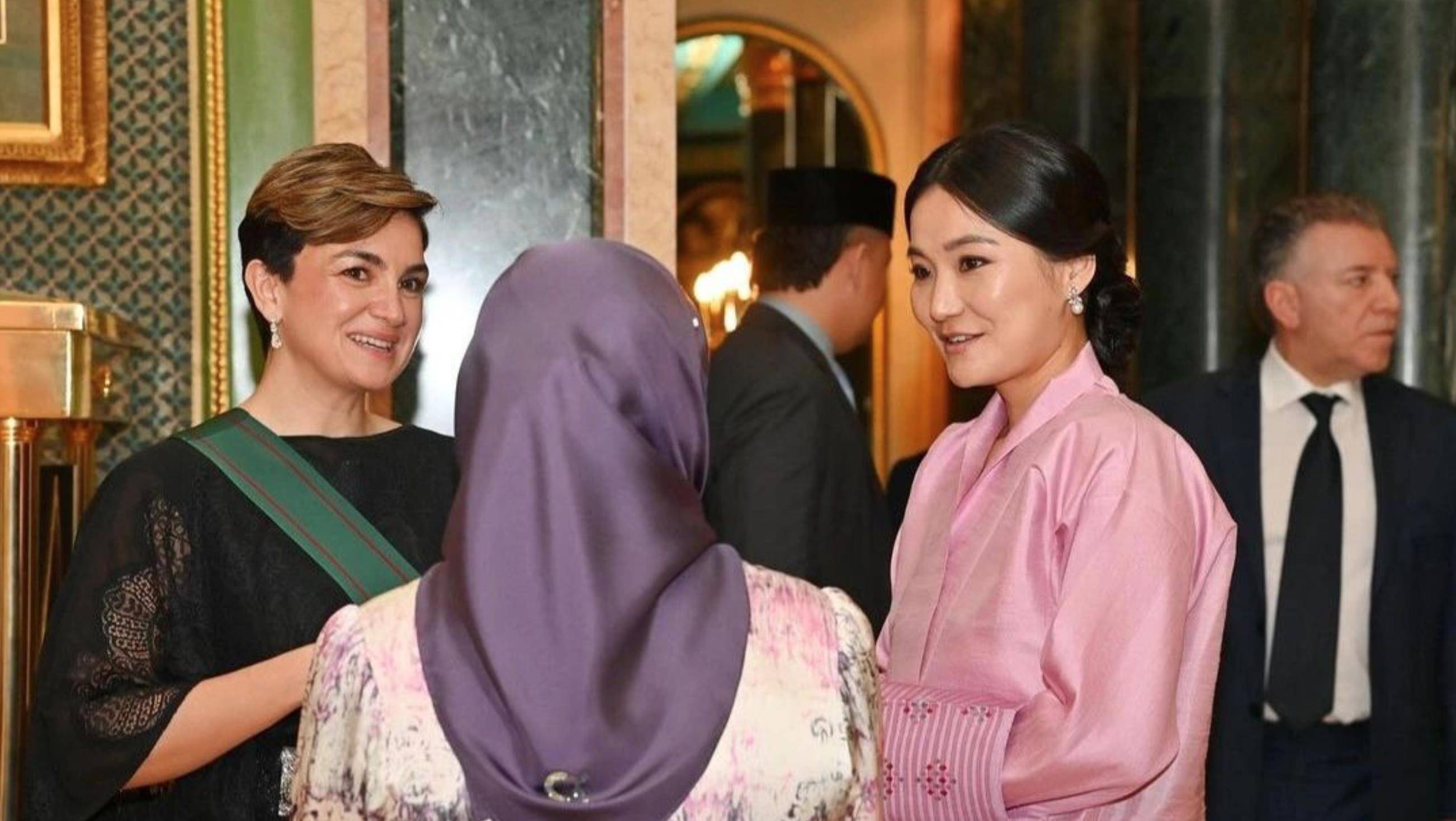 文莱王子大婚 文莱王子大婚前吻妈妈手背