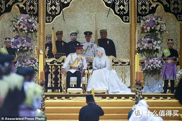 文莱王子大婚 文莱王子大婚前吻妈妈手背 