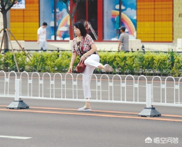 王源翻栏杆被拍 王源被粉丝扒车窗