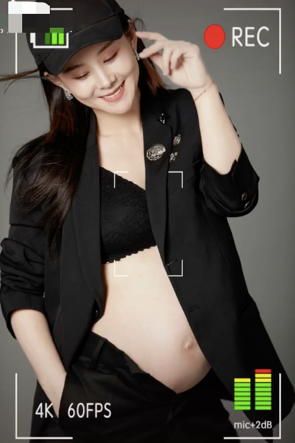 李小萌晒二胎满月照 李小萌带儿子游玩被拍