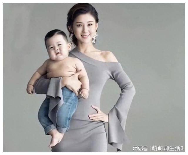 李小萌晒二胎满月照 李小萌带儿子游玩被拍 