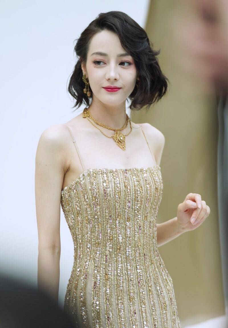 迪丽热巴金鱼尾礼服 热巴金色拼接鱼尾裙