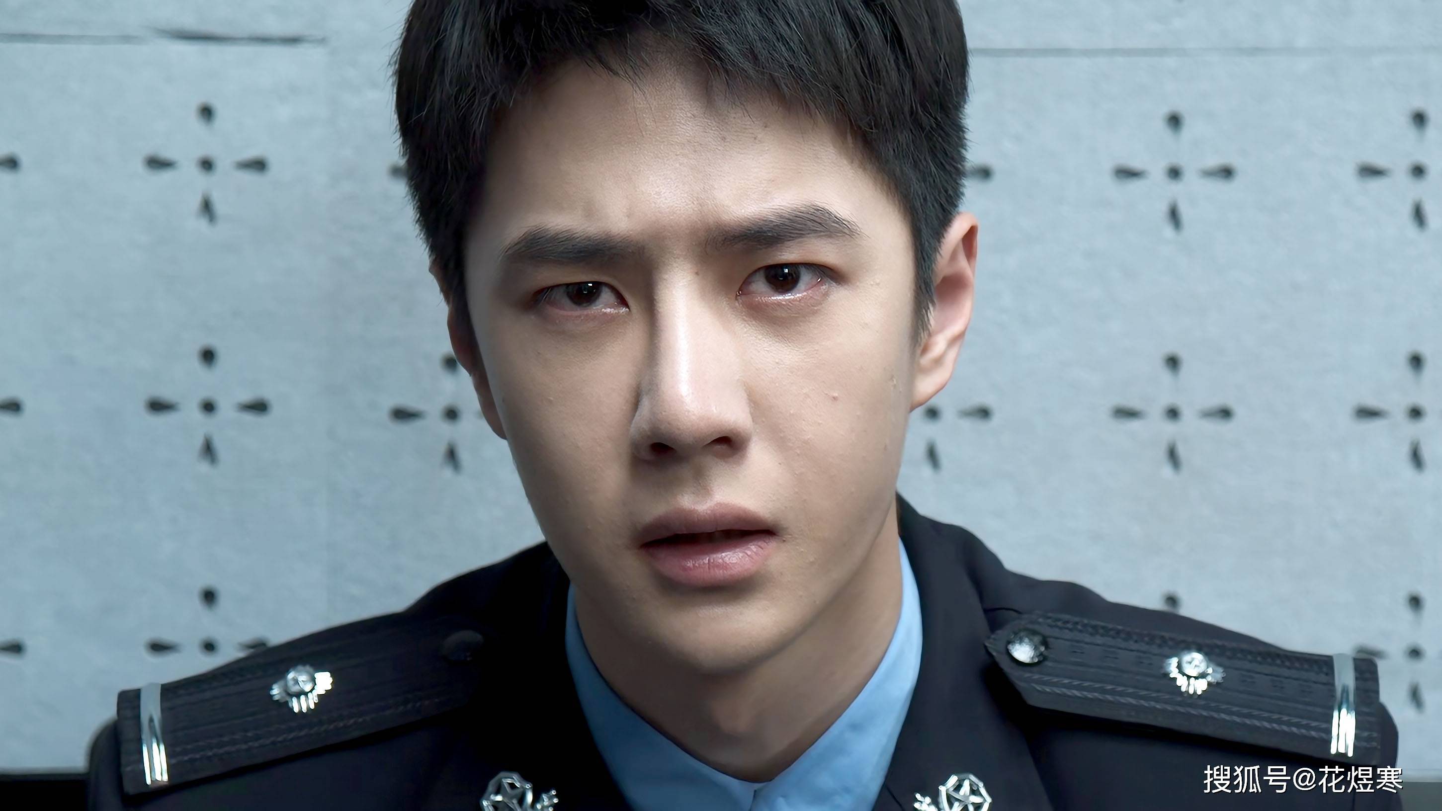 王一博《冰雨火》警服造型 王一博在冰雨火饰演什么角色