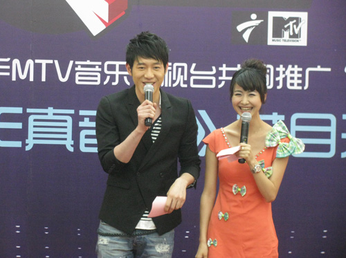 湖南卫视主持人吴瑕 湖南卫视主持人吴瑕和导演视频 