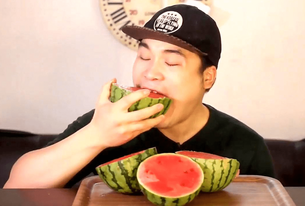 学生拿西瓜皮到食堂打饭 学生拿西瓜皮到食堂打饭怎么办 学生拿西瓜皮到食堂打饭 学生拿西瓜皮到食堂打饭怎么办