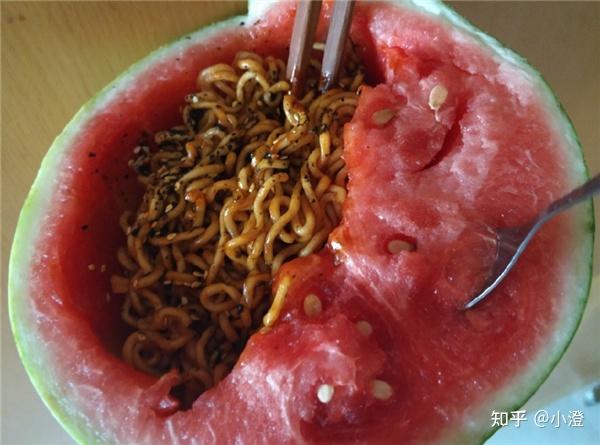 学生拿西瓜皮到食堂打饭 学生拿西瓜皮到食堂打饭怎么办 学生拿西瓜皮到食堂打饭 学生拿西瓜皮到食堂打饭怎么办