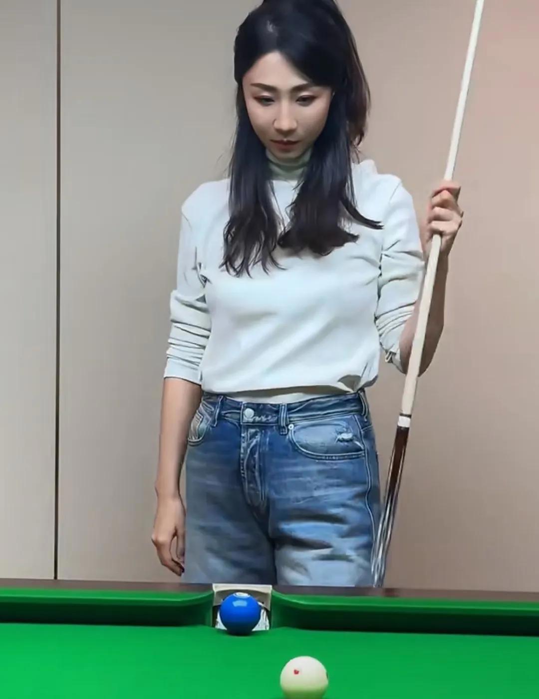 孙红雷与老婆牵手漫步 孙红雷与老婆牵手漫步图片 孙红雷与老婆牵手漫步 孙红雷与老婆牵手漫步图片