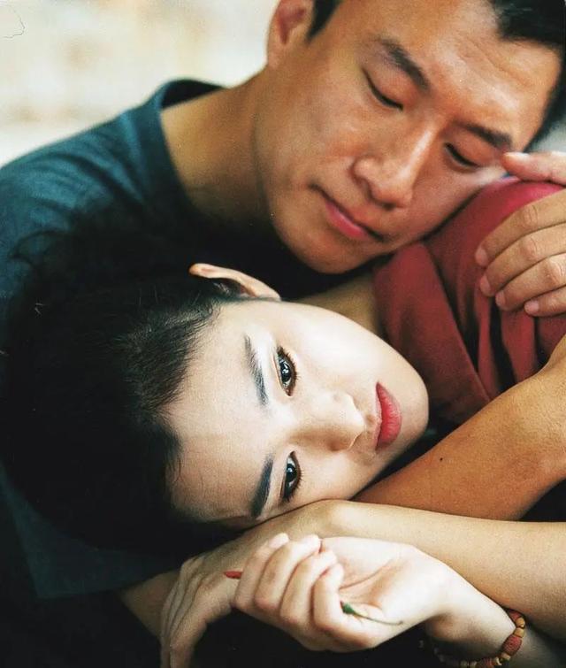 孙红雷与老婆牵手漫步 孙红雷与老婆牵手漫步图片 孙红雷与老婆牵手漫步 孙红雷与老婆牵手漫步图片